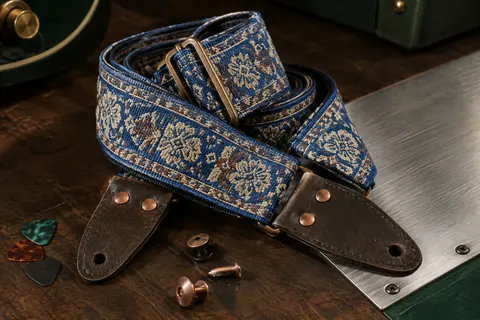 Sangle de guitare Aucuu bleue en jacquard vintage avec extrémités en cuir et fixations couleur cuivre